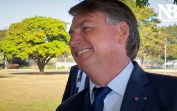 Bolsonaro diz que alta rejeição de mulheres é porque "Lula é mais bonito"