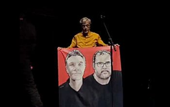 Em show em Brasília, Caetano Veloso homenageia Bruno e Dom e questiona: "por que pararam as investigações?"