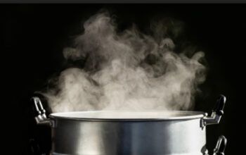 Homem é preso por jogar água quente nas costas de mulher