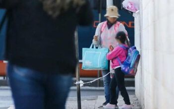 Mãe amarra filha em placa para vender pipoca em semáforo do DF