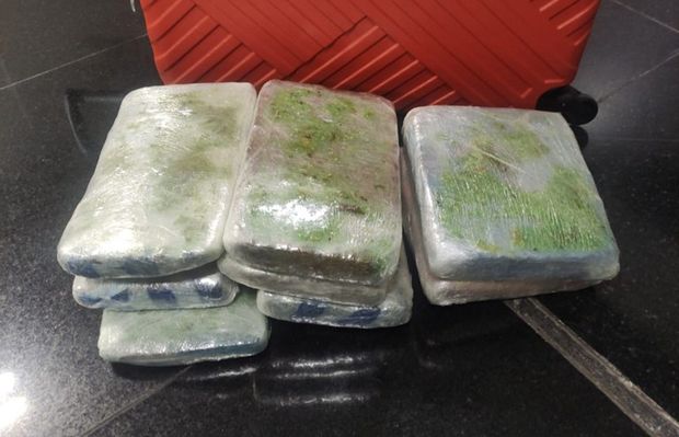 Mulher é presa no aeroporto Eduardo Gomes com 10kg de drogas