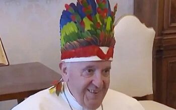 Papa Francisco recebe bispos da Amazônia e ganha cocar. Veja vídeo