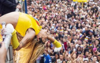 Parada LGBT+ começa com Paulista cheia e críticas a Bolsonaro