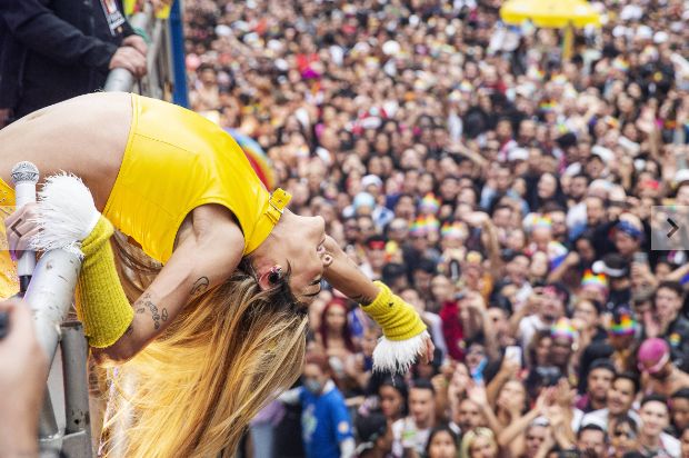 Parada LGBT+ começa com Paulista cheia e críticas a Bolsonaro