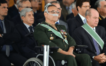 Quando o Exército usou helicóptero para entregar a revista Playboy para general Villas Bôas