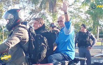 Sem capacete, Bolsonaro sai em motociata por Manaus