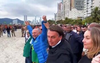 “Vai pra trás, meu Deus do céu”; Bolsonaro dá chega pra lá na vice-governadora de Santa Catarina - Vídeo