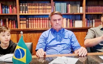 YouTube derruba live de Bolsonaro de 2021 sobre urnas eletrônicas e analisa falas golpistas a embaixadores