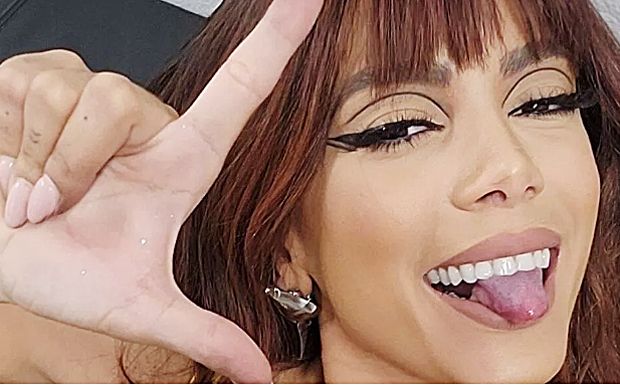 Anitta 'faz o L' de Lula antes de show no Lollapalooza Paris