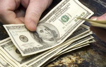 Dólar tem alta após aprovação do pacote de auxílios e vai a R$ 5,32