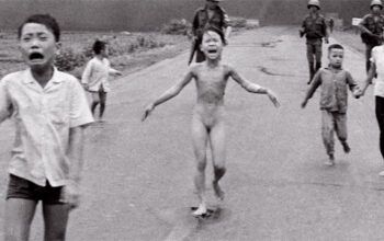 'Garota Napalm', famosa mundialmente por foto na Guerra do Vietnã, finaliza tratamento de pele depois de 50 anos