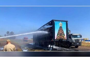 Caminhão pega foto, mas imagem de Nossa Senhora Aparecida fica intacta (vídeo)