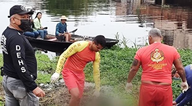 Corpo é removido de igarapé por equipe do Corpo de Bombeiros