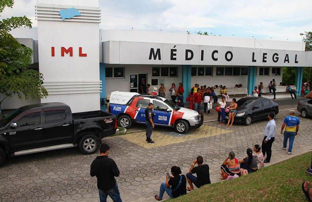 Corpo de mulher é encontrado carbonizado em uma lixeira