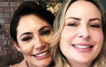 Mulher de Guilherme de Pádua tira foto com Michelle Bolsonaro em culto em Belo Horizonte