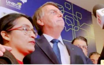 Bolsonaro deixa entrevista ao ser questionado sobre apelido "Tchutchuca do Centrão"