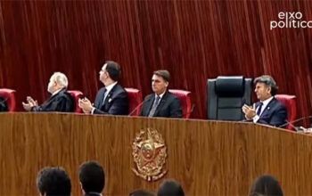 Bolsonaro não aplaude fala de Moraes sobre urnas em cerimônia no TSE
