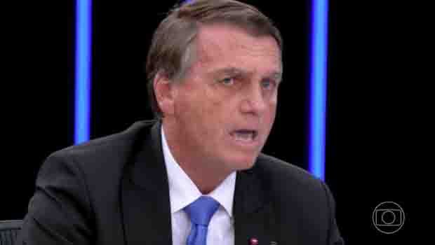 Derrotado, Bolsonaro ataca Globo e reclama que emissora poupou Lula no JN