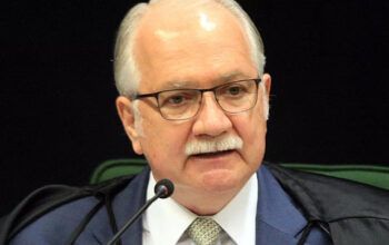 Fachin diz que história vai diferenciar defensores da democracia dos cúmplices do populismo autoritário