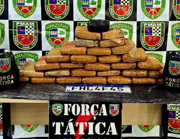 Homem é preso com 32 quilos de e maconha do tipo skunk no fundo falso do carro