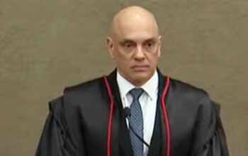 Isolado, Bolsonaro é humilhado por Alexandre de Moraes em posse no TSE