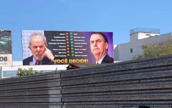 Justiça ordena retirada imediata de outdoors bolsonarista que comparam Lula e Bolsonaro