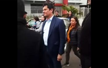 Moro é escrachado ao fazer campanha em área nobre de Curitiba: "Bandido, vai para a cadeia"