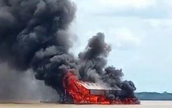 Polícia Federal e Ibama destroem 23 balsas de garimpo ilegal em Autazes