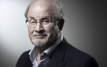 Polícia identifica homem que esfaqueou escritor Salman Rushdie
