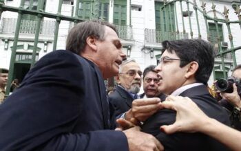 Randolfe vai ao STF pedir investigação sobre imóveis da família Bolsonaro