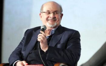 Salman Rushdie é extubado e volta a falar, diz agente