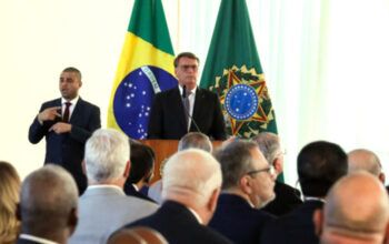 TSE manda TV Brasil e redes sociais excluírem vídeo de reunião de Bolsonaro com embaixadores
