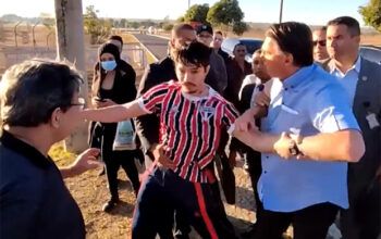 VÍDEO: Bolsonaro se envolve em confusão com youtuber e tenta tirar o celular dele