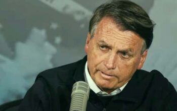 'Tu é meio escurinho. Ah, isso é crime', diz Bolsonaro a apresentador negro