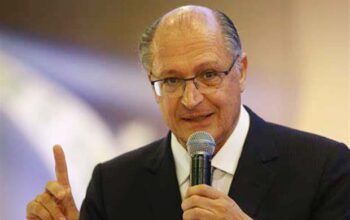 Alckmin rebate Bolsonaro: "Precisa explicar os 51 imóveis"