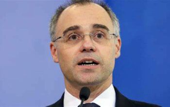 André Mendonça derruba censura ao Uol e libera reportagem sobre imóveis comprados em dinheiro vivo pela família Bolsonaro