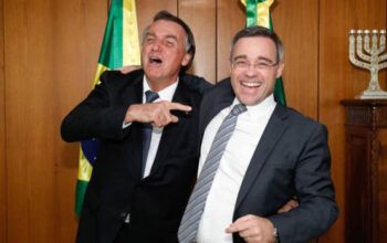 André Mendonça será o relator do caso dos imóveis pagos em dinheiro pela família Bolsonaro