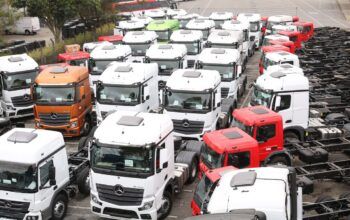 Após anúncio de demissões, trabalhadores da Mercedes-Benz fazem greve