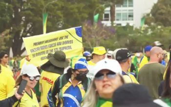 No 7 de setembro Bolsonaristas exibem faixas antidemocráticas em inglês