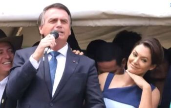 Bolsonaro puxa coro de imbrochável e compara mulheres: Michelle é princesa