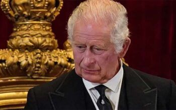 Charles III é proclamado rei e diz que vai seguir o exemplo da mãe