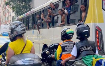 Em motociata, Bolsonaro é saudado por apoiadores e alvo de protestos no RJ