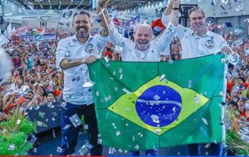 Lula arrasta multidão em Fortaleza e pede Elmano para governador