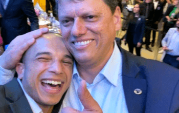 “Mal conheço esse idiota”, diz Tarcísio após posar abraçado com Douglas Garcia em debate