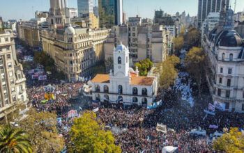 Milhares de pessoas marcham contra violência política após atentado contra Cristina Kirchner