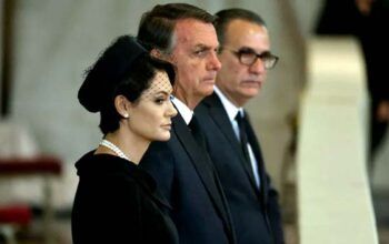 “Papel ridículo”: Bolsonaro sai pequeno de funeral da rainha, dizem diplomatas