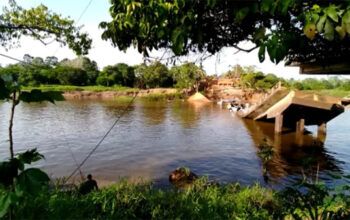 Ponte no km 25 da BR-319 desaba e rodovia é interditada; a Polícia Militar confirmou três mortes.