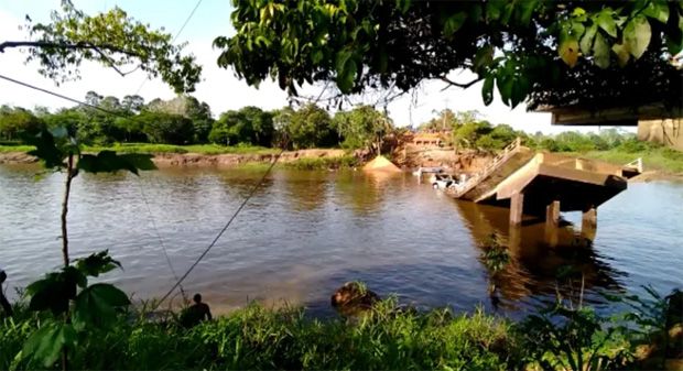 Ponte no km 25 da BR-319 desaba e rodovia é interditada; a Polícia Militar confirmou três mortes.