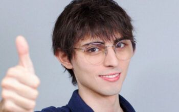 Amom Mandel faz saudação aos seus professores.