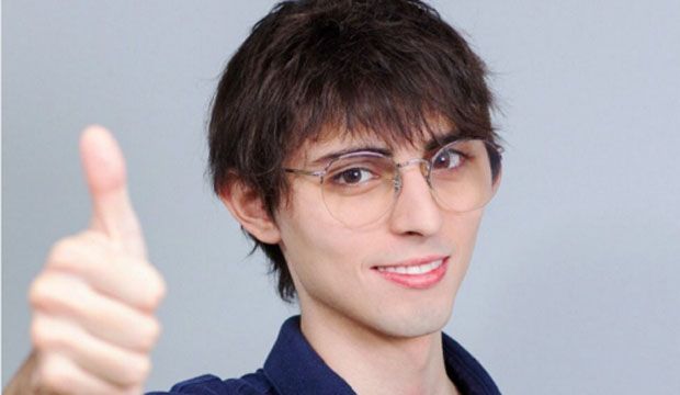 Amom Mandel faz saudação aos seus professores.